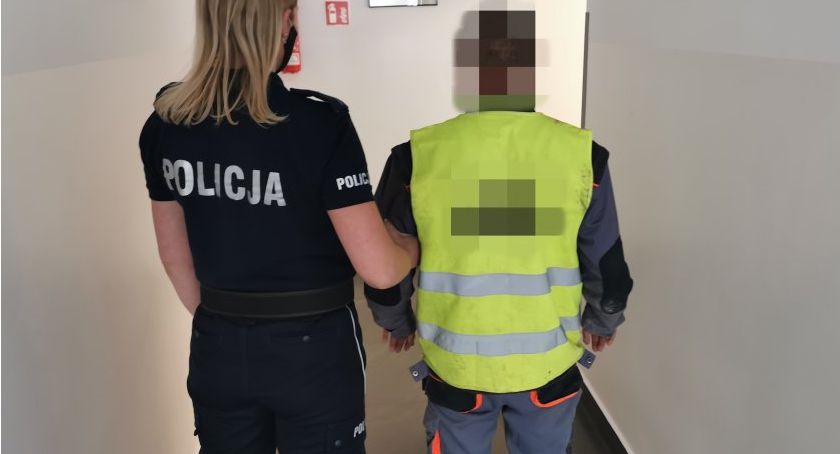 Złodziej sklepowy w rękach policjantów. Kradł perfumy, żele pod prysznic i szampony
