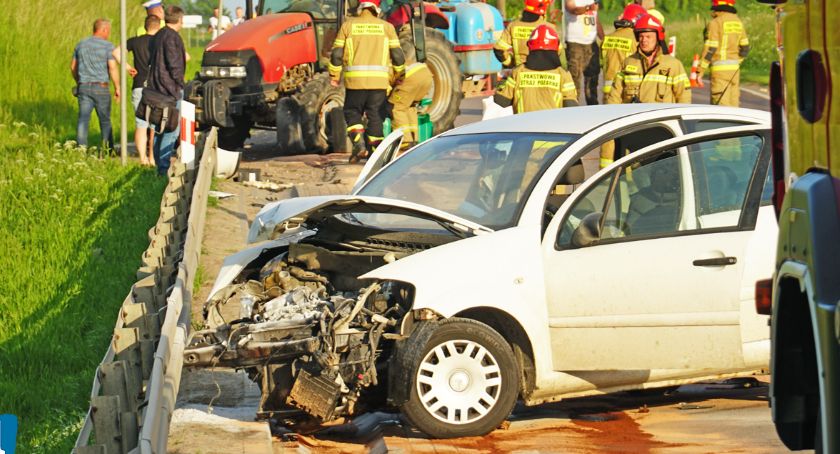 Zablokowany wyjazd na Zambrów. Wypadek osobówki i traktora [FOTO]