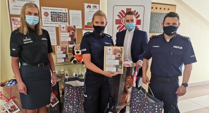 Misie pomogą zminimalizować stres podczas wypadków. Policjanci z Łomży otrzymali kilkadziesiąt zabawek