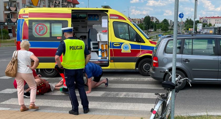 Potrącenie przy kościele! Rowerzystka zabrana do szpitala [FOTO]