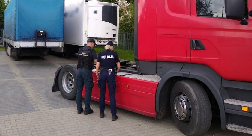 Funkcjonariusze weszli na teren firmy i odzyskali skradzione pojazdy [FOTO]