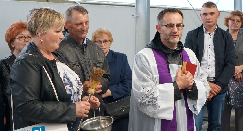 Pogorzelcy z Wierzbowa doczekali się nowej obory. Dziś została poświęcona i otwarta [VIDEO i FOTO]