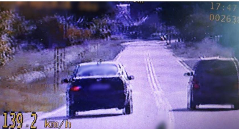 139 km/h w obszarze zabudowanym i wyprzedzanie w miejscu niedozwolonym. 23-latek stracił prawo jazdy