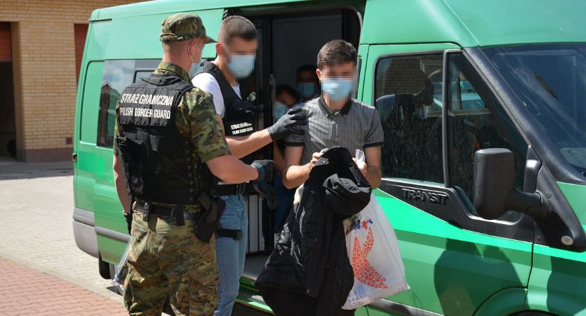 Podlascy pogranicznicy zatrzymali dwie grupy nielegalnych migrantów