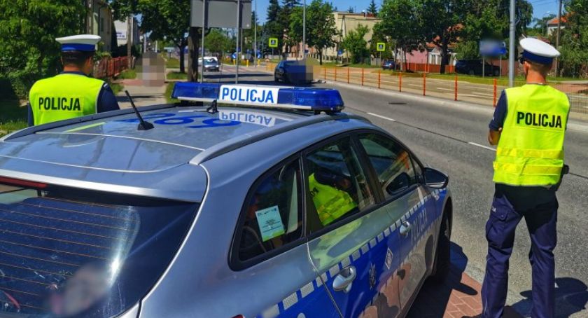 Nieodpowiedzialne zachowanie 75-letniego kierowcy! Łomżyńscy policjanci zatrzymali mu prawo jazdy