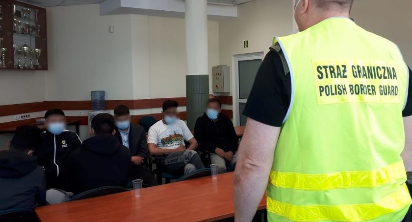 Nielegalni migranci przechodzą przez polsko-białoruską granicę