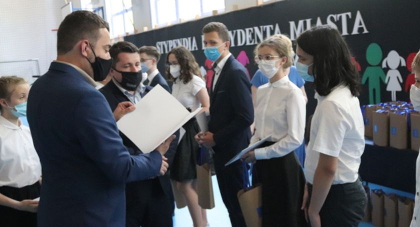 Prezydent Łomży wręczył stypendia naukowe i sportowe [FOTO]