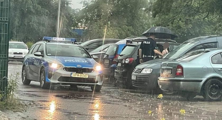 Mama przypadkowo zatrzasnęła w aucie dziecko