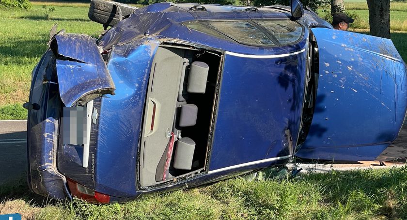 Jedwabne - Przytuły: Jedna osoba w szpitalu po dachowaniu chevroleta [FOTO]