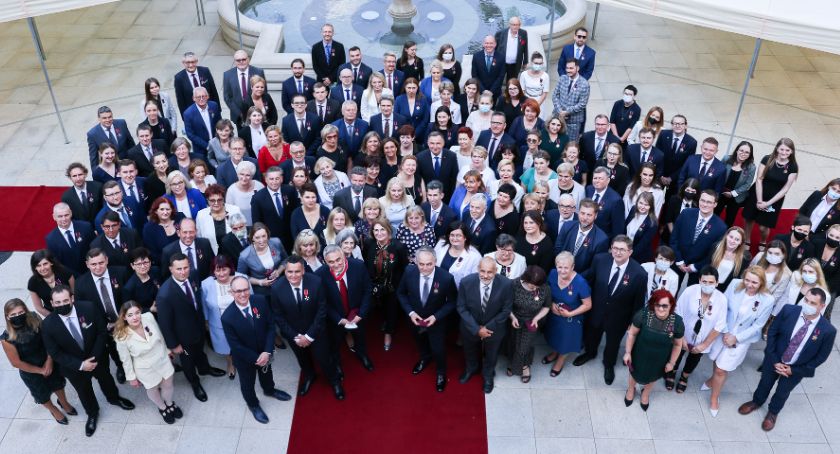 Prezydent RP wręczył odznaczenia osobom zasłużonym w zwalczaniu epidemii [FOTO]