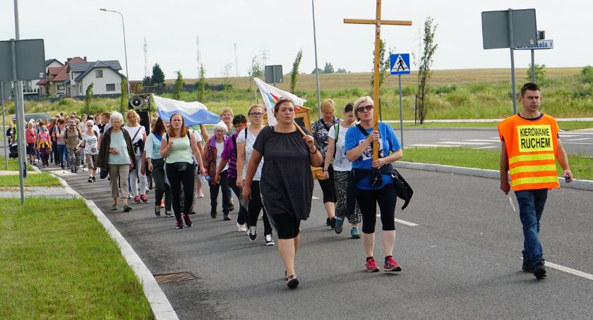 Około 100 osób wyruszyło z Łomży w pieszą pielgrzymkę do Ostrożnego [FOTO]