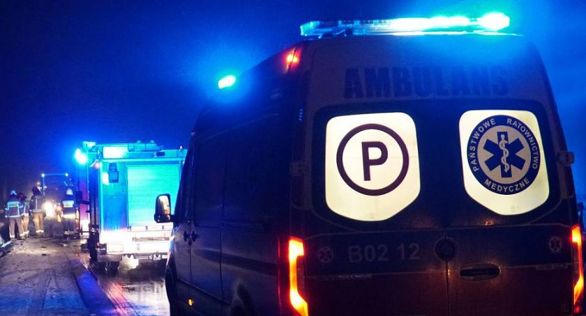Wypadek podczas wyprzedzania na zakręcie. 20-letni kierowca audi trafił do szpitala