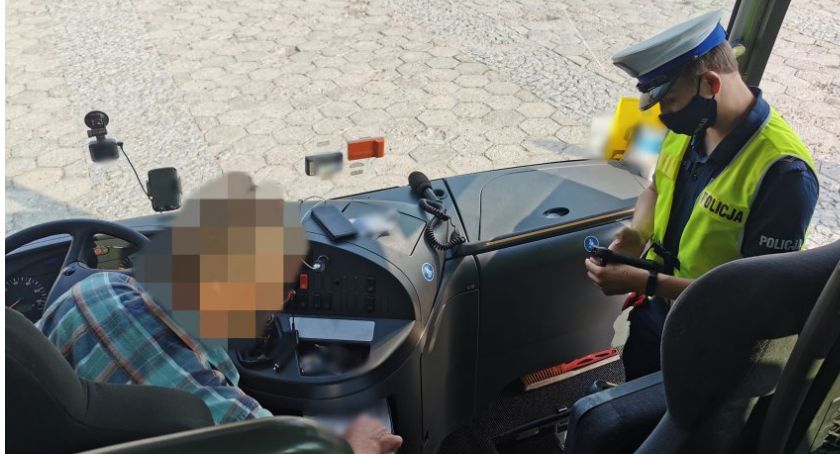 Łomżyńscy policjanci kontrolują autobusy