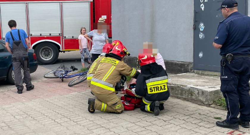 Potrącenie rowerzystki. Na pomoc ruszyli łomżyńscy strażacy [FOTO]