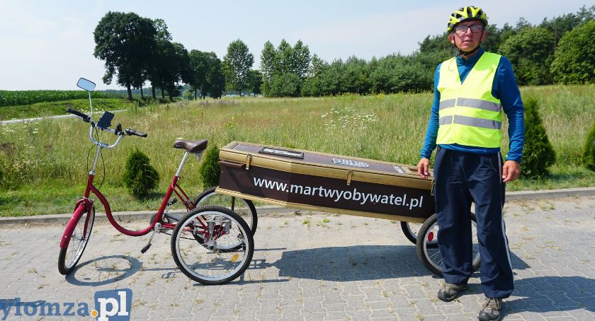 Rowerzysta z trumną na kółkach przyjechał do Łomży. To Martwy Obywatel! [VIDEO i FOTO]