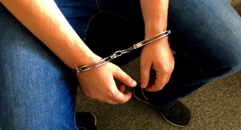 Siedział w lesie w samej bieliźnie! Myślał, że tam policja go nie znajdzie