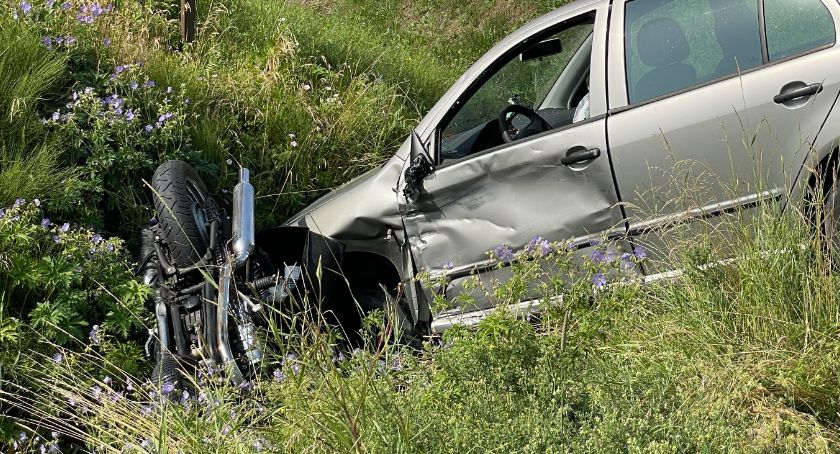 Wypadek z udziałem motocyklisty na DK61. Mężczyzna zabrany do szpitala [FOTO]