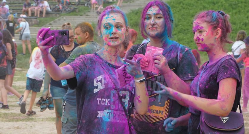 Wielobarwny tłum bawił się na muszli koncertowej w Łomży [VIDEO i FOTO]