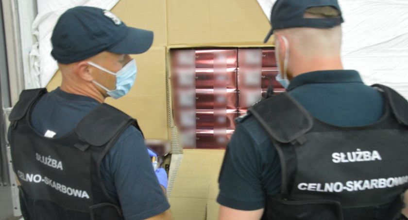 KAS przechwyciła blisko milion paczek nielegalnych papierosów [VIDEO i FOTO]