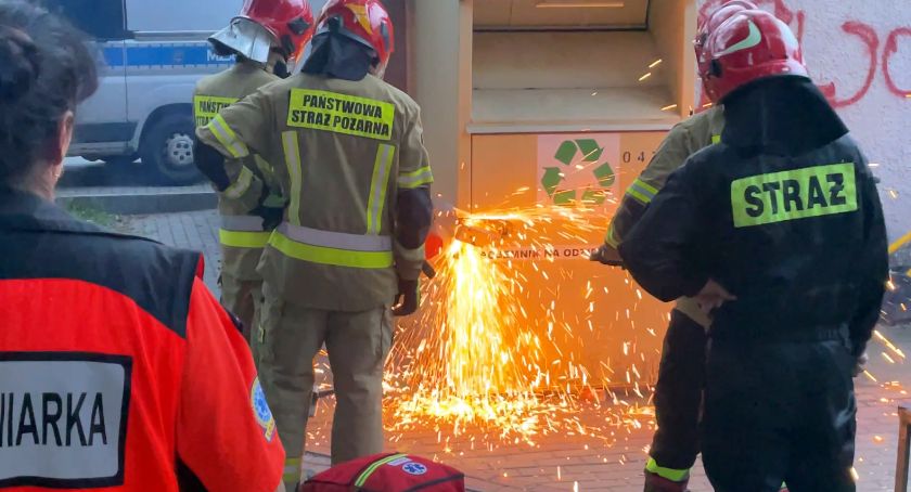 Nietypowa kryjówka. Strażacy wyciągnęli młodego mężczyznę z pojemnika PCK [VIDEO i FOTO]