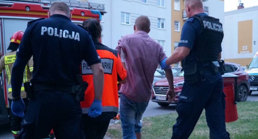 “Uratowany” i pijany 28-latek z kosza na odzież noc spędził w… Grajewie. Wcześniej założył się z kolegami [VIDEO]