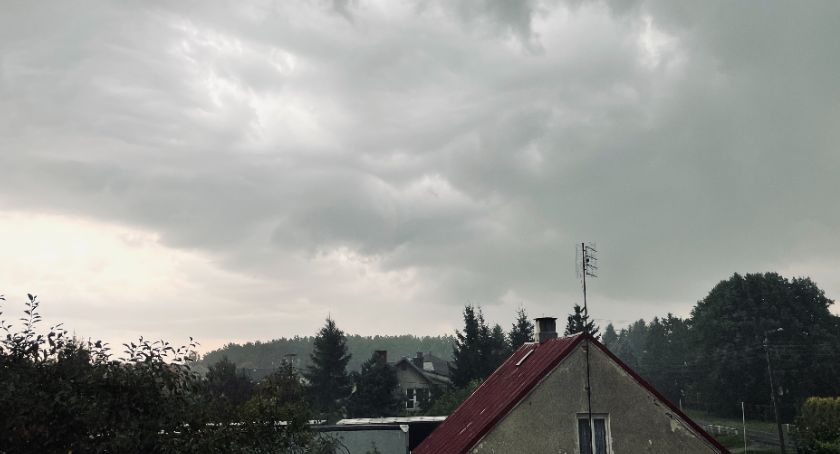 Zachmurzenia i burze w weekend. Od poniedziałku ochłodzenie