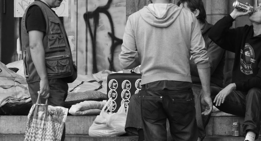 Najpierw uderzenie w głowę, później kopanie. Rozbój na uczestniku libacji