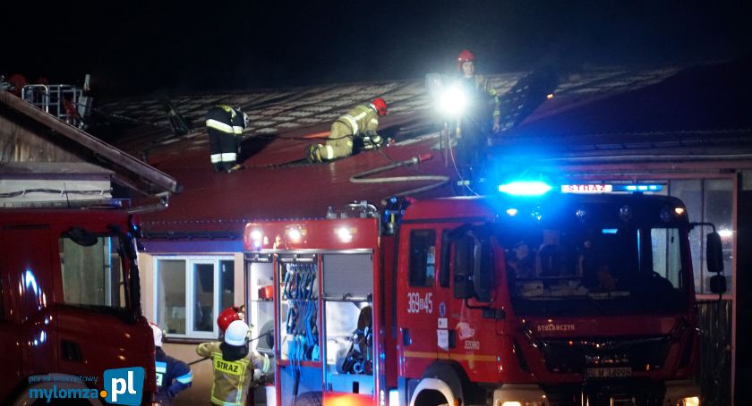 Wielki i groźny pożar w Kownatach. W nocy palił się zakład stolarski [FOTO]