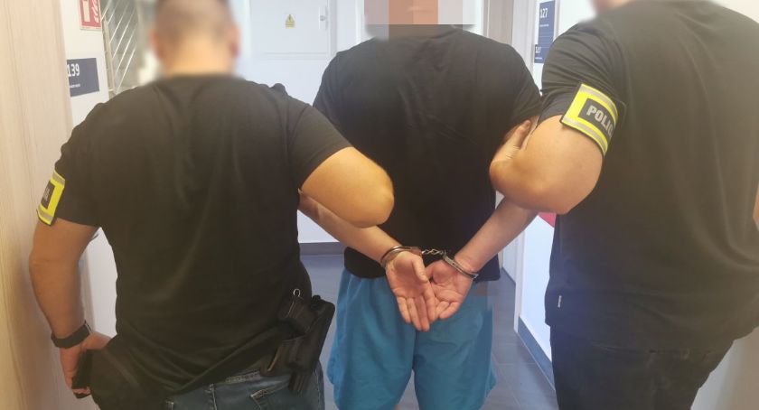 Łomża: Właściciel odpoczywał w salonie, a pies warczał w korytarzu. Okazało się, że w mieszkaniu był włamywacz!