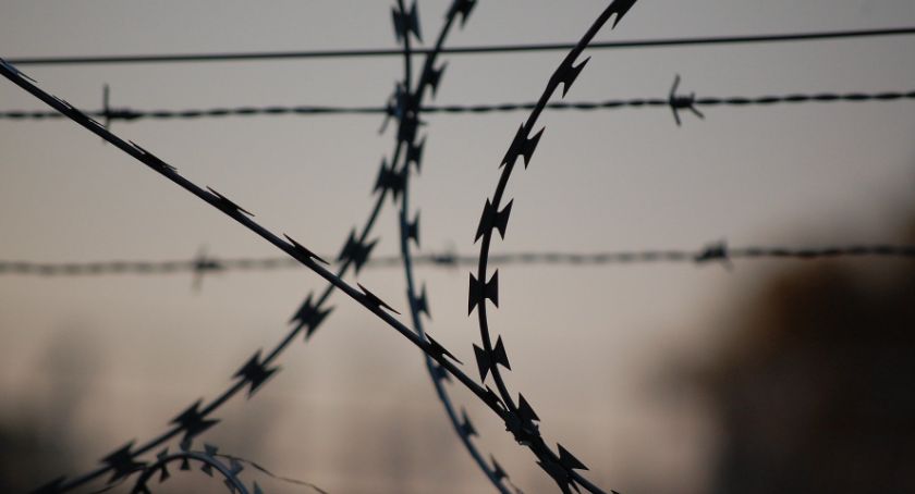 Mężczyzna aresztowany za posiadanie znacznych ilości narkotyków. Twierdzi, że je znalazł