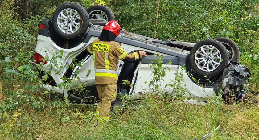 Trzy osoby w szpitalu po wypadku i dachowaniu dwóch aut [FOTO]