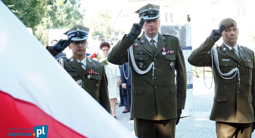 Kwiaty pod pomnikiem bohaterów! [FOTO]