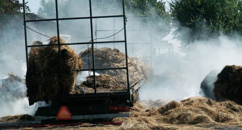 Nowogród: Groźny pożar bel [FOTO]