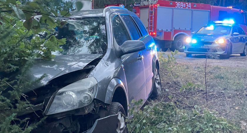 Uderzyła w drzewo, trafiła do szpitala [FOTO]