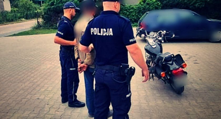 Pijany motocyklista bez uprawnień jechał niezarejestrowanym i nieubezpieczonym motocyklem. 