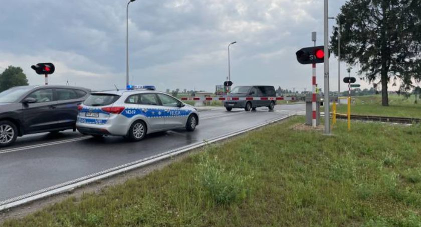 Uwaga kierowcy! Kolejna awaria rogatek na przejeździe kolejowym w Konarzycach