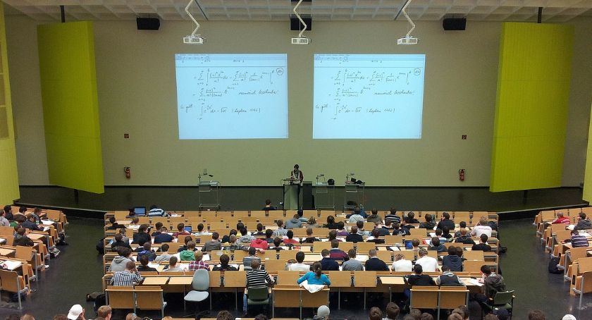 O czym powinien pamiętać student, który dorabia do renty rodzinnej?