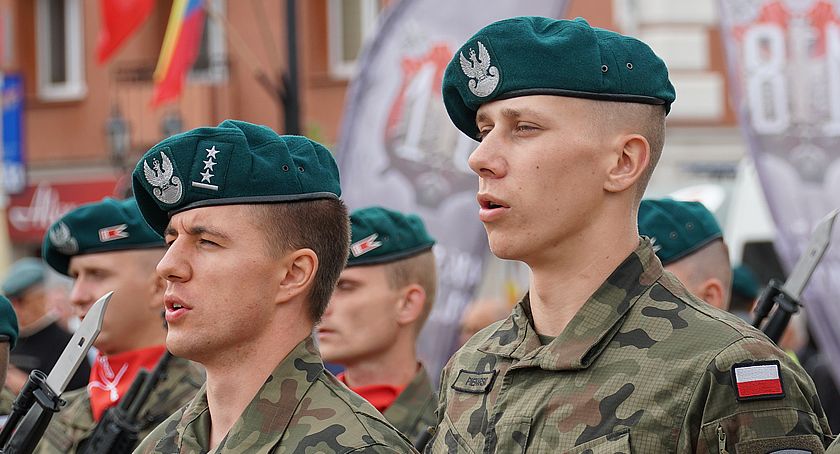 Wojskowe uroczystości w Łomży. Przekazanie sztandaru i piknik militarny
