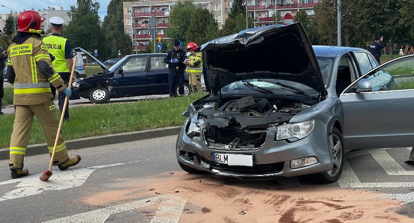 Wypadek na skrzyżowaniu w Łomży! Dwie osoby w szpitalu [FOTO]