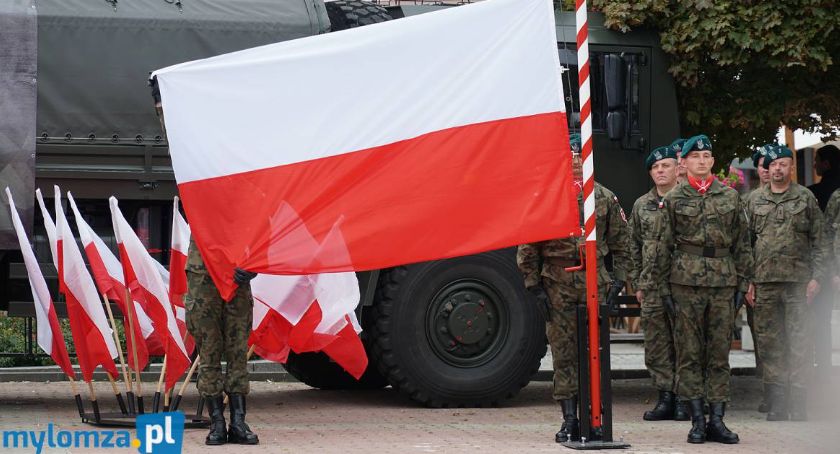 [LIVE] Sztandar dla 18. Łomżyńskiego Pułku Logistycznego. Apel na Placu Niepodległości w Łomży