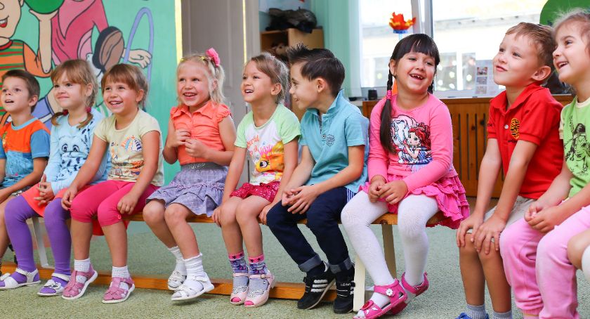 Z rodzicem i bez odbierania ukochanej zabawki. Apel Rzecznika Praw Dziecka