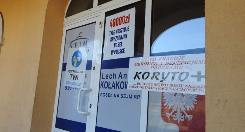Chuligańskie naklejki na drzwiach biura Lecha Kołakowskiego. “Polityka przeniosła się do Łomży”