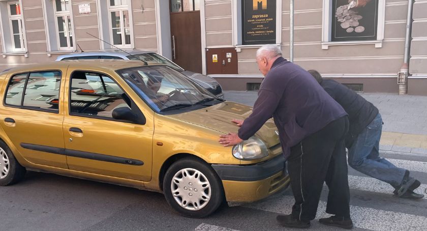 Skuter zderzył się z osobówką. Zdarzenia nie udało się ukryć przed policją [FOTO]