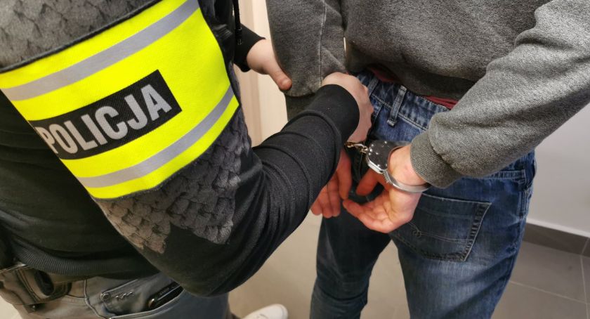 Na widok policji zmienił kierunek marszu i przyspieszył. Okazało się, że 18-latek miał przy sobie skręty