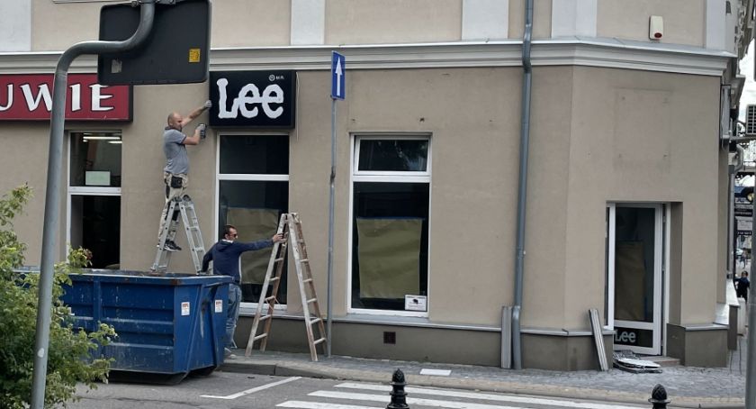 Zamiast legendarnego sklepu - Żabka. Zmiany w centrum Łomży