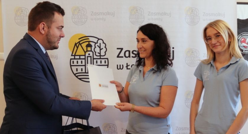 Ratusz: Łomżyńska Karta Dużej Rodziny rośnie w siłę