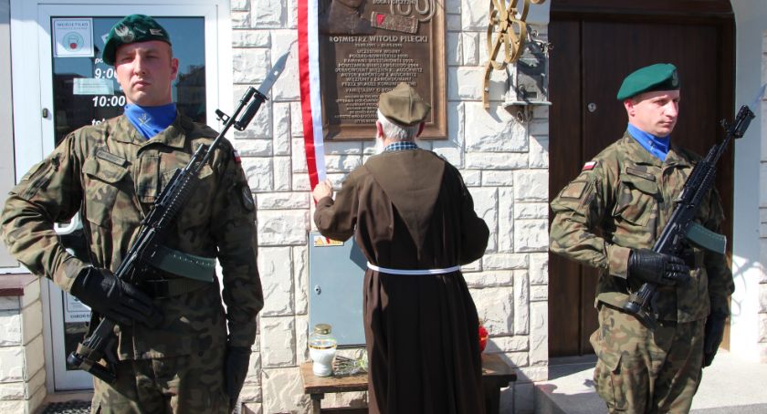 Odsłonięcie tablicy upamiętniającej rotmistrza Pileckiego [FOTO]