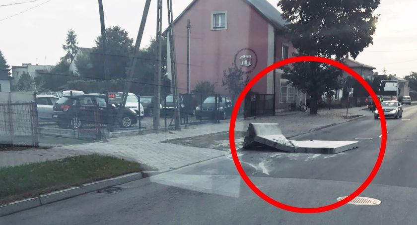 Ul. Nowogrodzka. Betonowa barierka spadła z ciężarówki