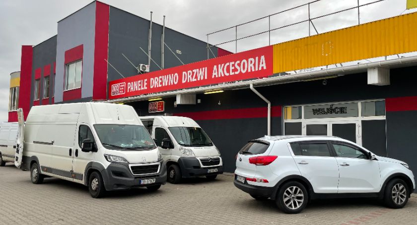 Zamiast RTV i AGD - podłogi i drzwi. W Łomży otwiera się nowy sklep