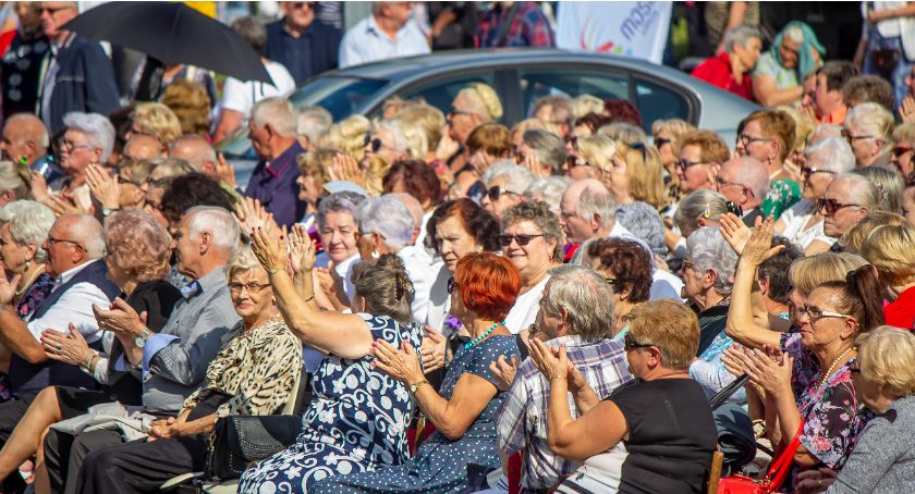 Seniorzy świętują w Parku Jana Pawła II w Łomży [FOTO]